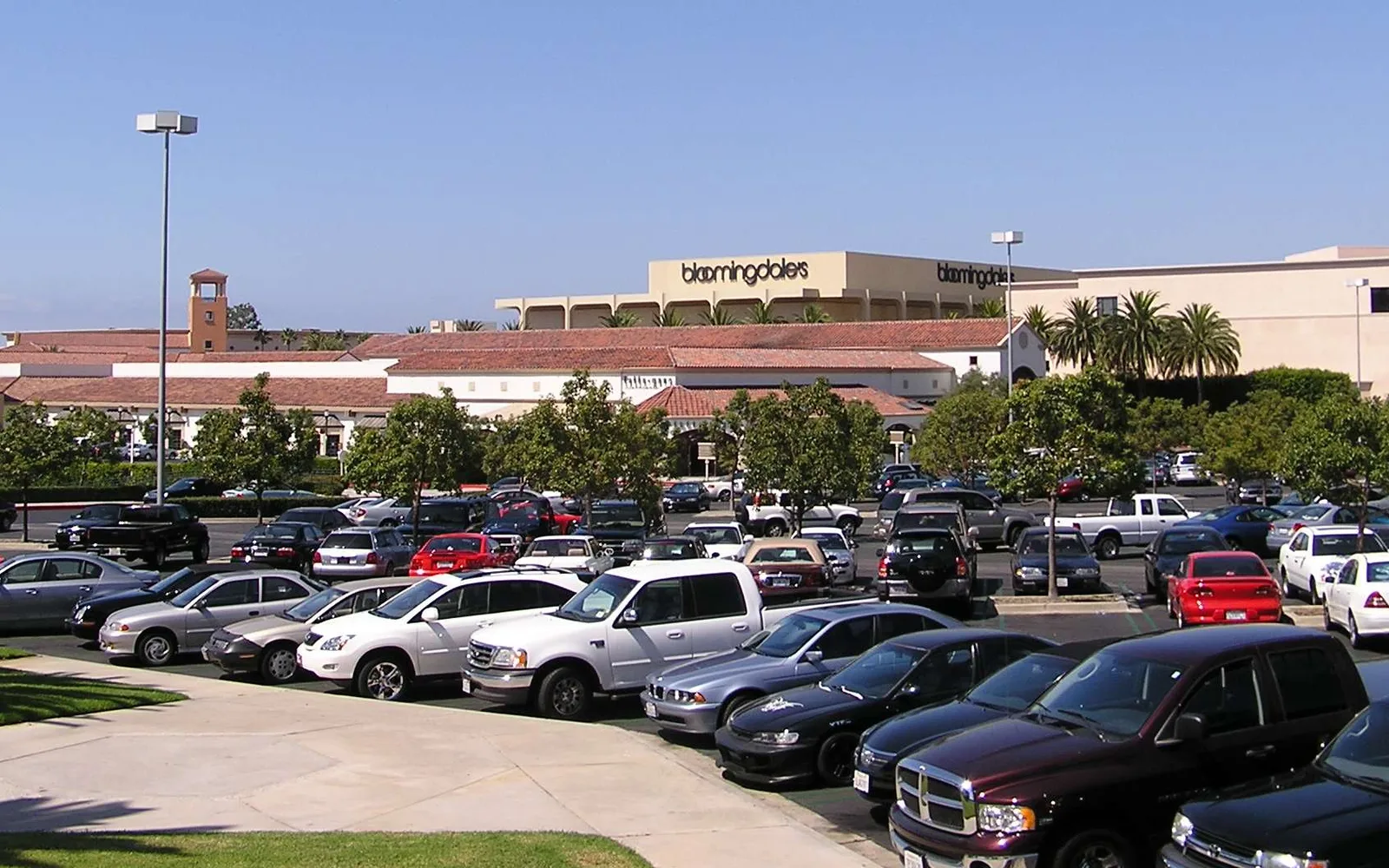 Fashion Island outdoor shopping center with retail storefronts and landscaping